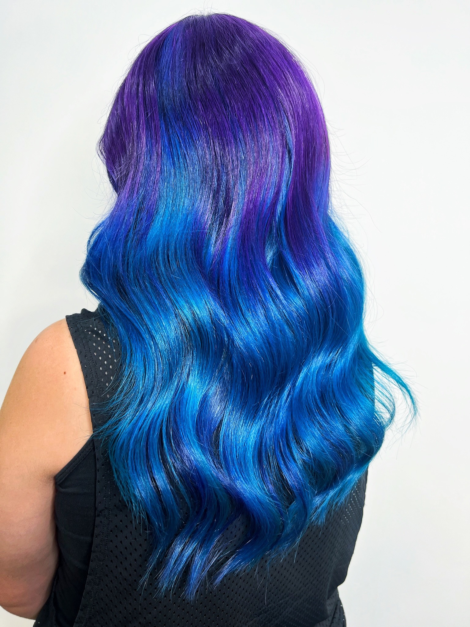 Color azul eléctrico y violeta realizado en Medussa Hair, Madrid