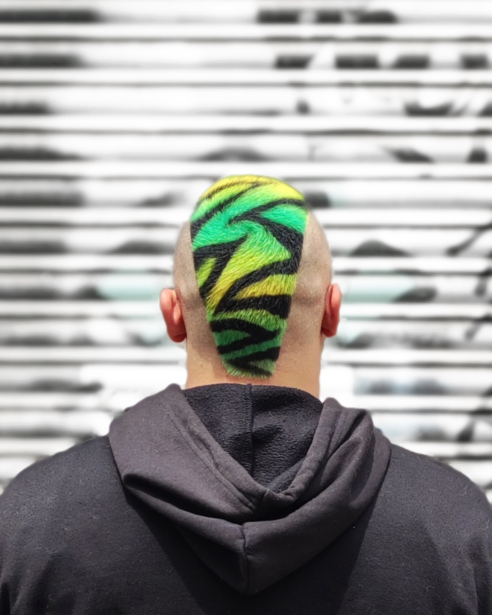 Diseño de color sobre corte buzz realizado en Medussa Hair, Madrid