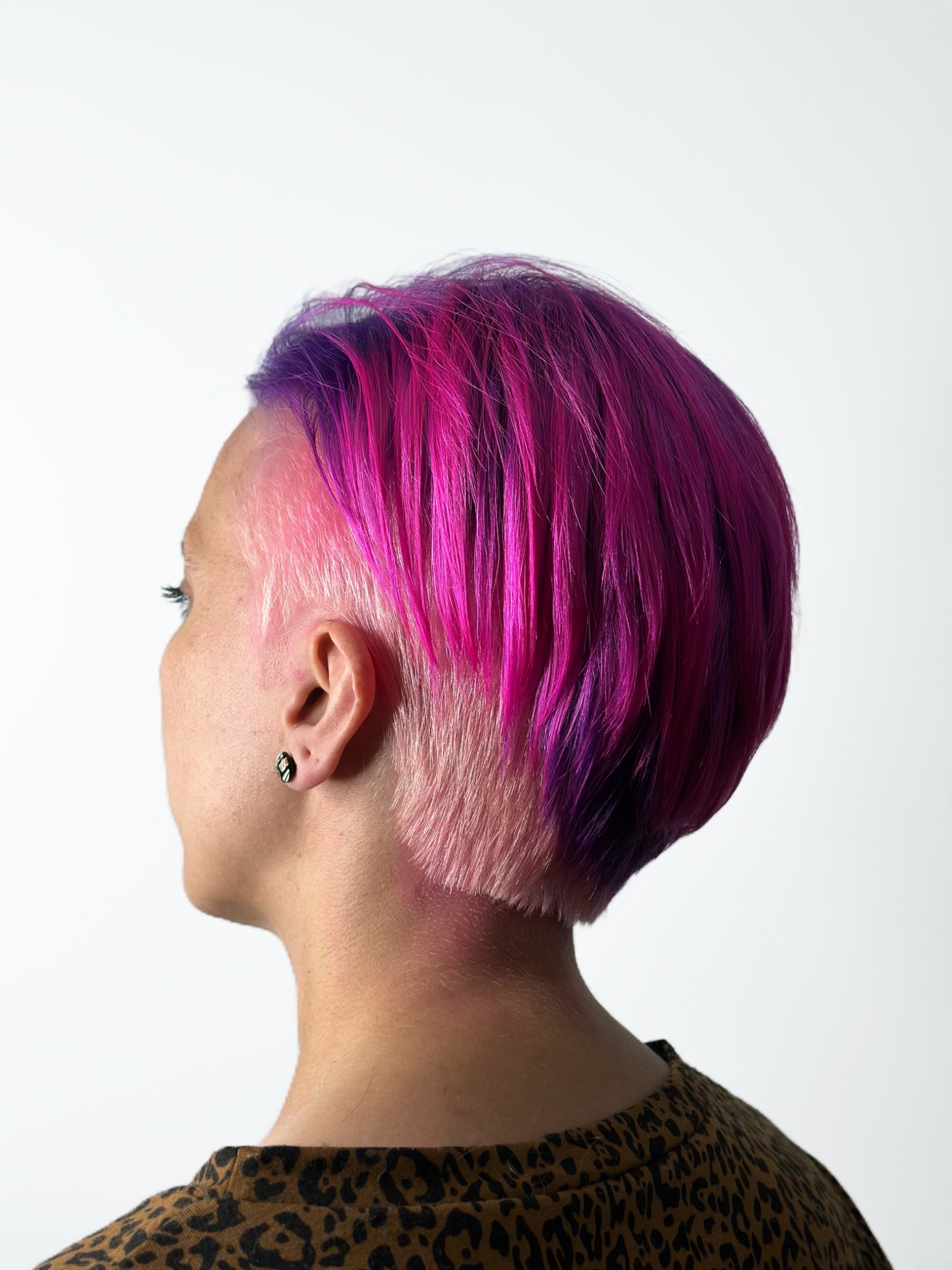 Corte creativo rosa con undercut realizado en Medussa Hair, Madrid