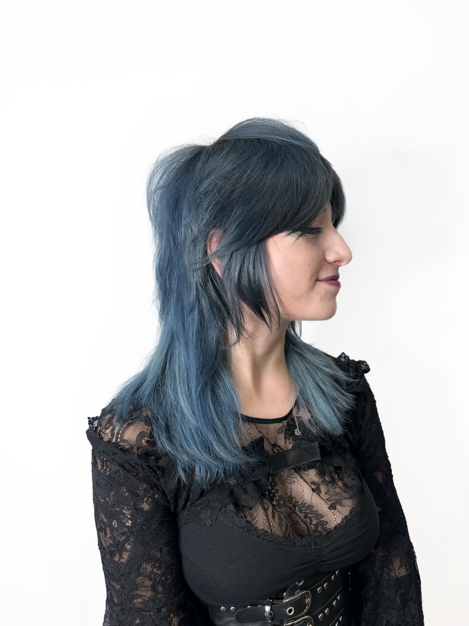 Corte creativo gris acero realizado en Medussa Hair, Madrid